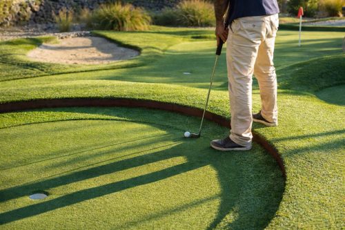 Jak zrobić putting green w ogrodzie i stworzyć własne mini pole golfowe?