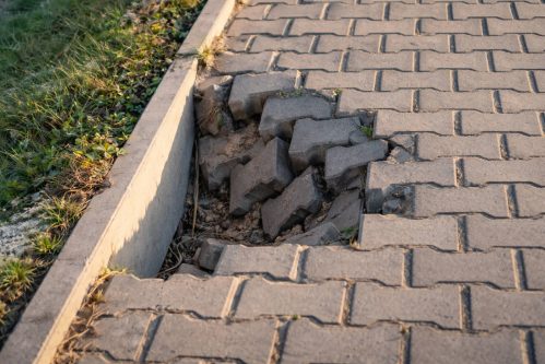 Dlaczego podjazd się zapada? Najczęstsze błędy, które wychodzą po pierwszej zimie