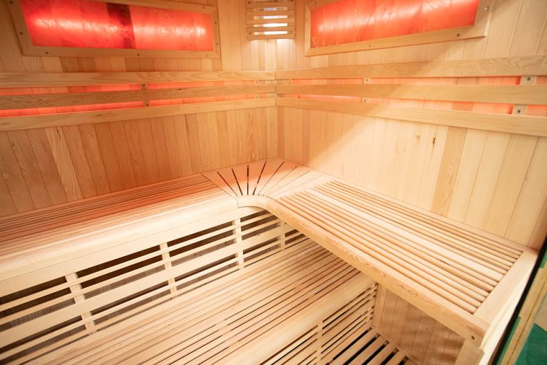Sauna sucha z piecem EA4-I 4-osobowa z ręcznie wykończonym wnętrzem