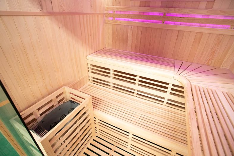 Sauna sucha z piecem EA4-I 4-osobowa z ręcznie wykończonym wnętrzem