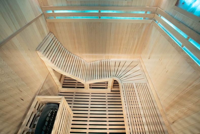 Sauna sucha z piecem EA4-L z leżanką i ręcznie wykończonym wnętrzem