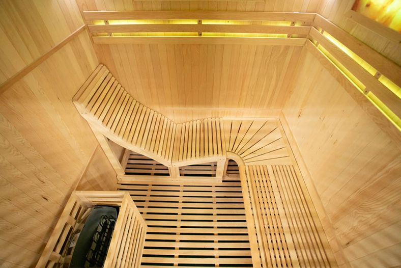 Sauna sucha z piecem EA4-L z leżanką i ręcznie wykończonym wnętrzem