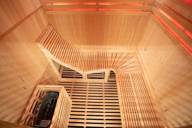 Sauna sucha z piecem EA4-L z leżanką i ręcznie wykończonym wnętrzem