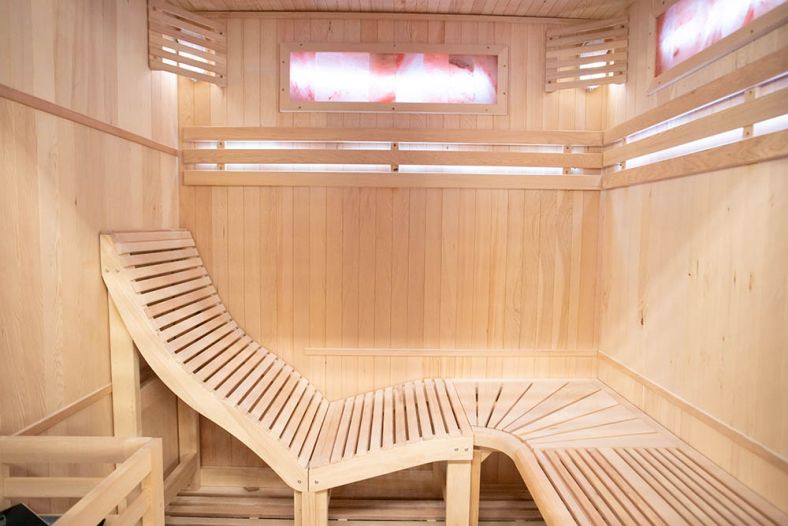 Sauna sucha z piecem EA4-L z leżanką i ręcznie wykończonym wnętrzem