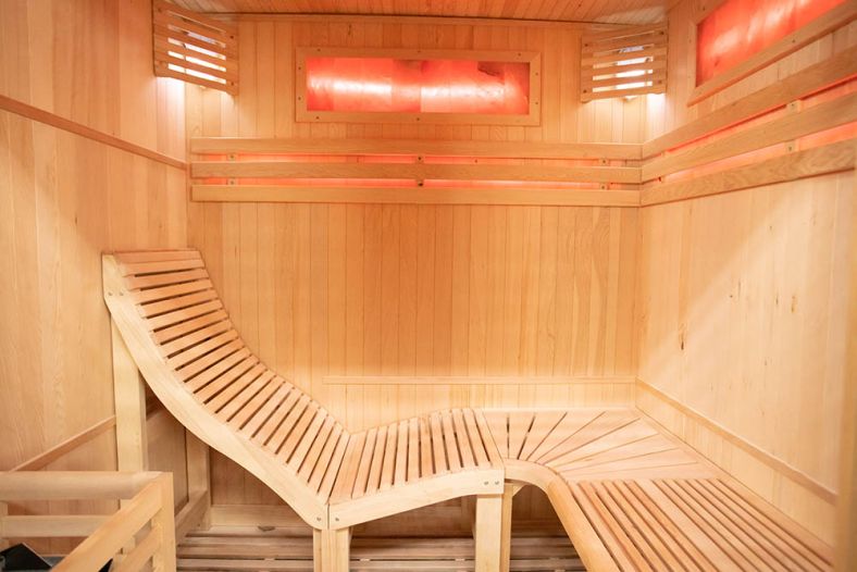 Sauna sucha z piecem EA4-L z leżanką i ręcznie wykończonym wnętrzem