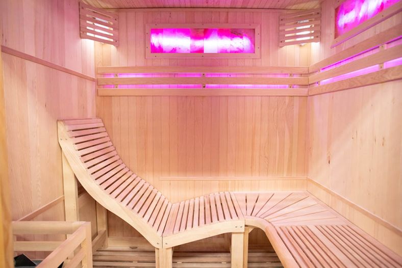 Sauna sucha z piecem EA4-L z leżanką i ręcznie wykończonym wnętrzem