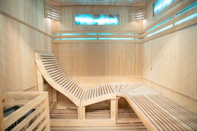 Sauna sucha z piecem EA4-L z leżanką i ręcznie wykończonym wnętrzem