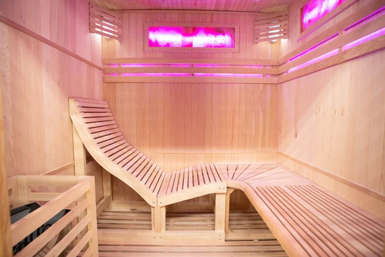 Sauna sucha z piecem EA4-L z leżanką i ręcznie wykończonym wnętrzem