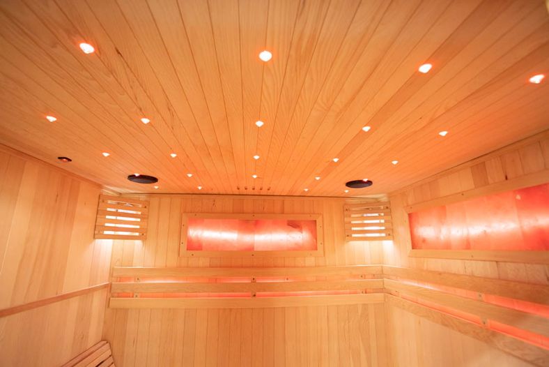 Sauna sucha z piecem EA4-L z leżanką i ręcznie wykończonym wnętrzem