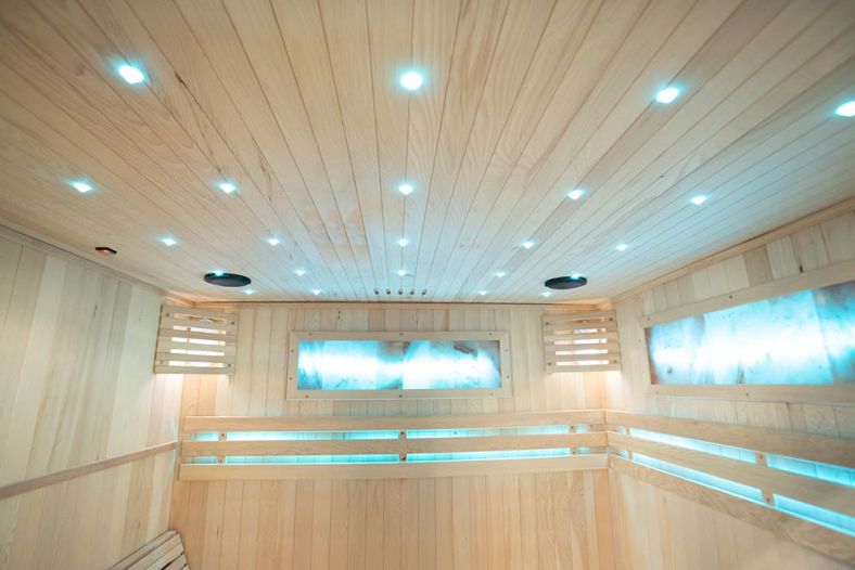 Sauna sucha z piecem EA4-L z leżanką i ręcznie wykończonym wnętrzem