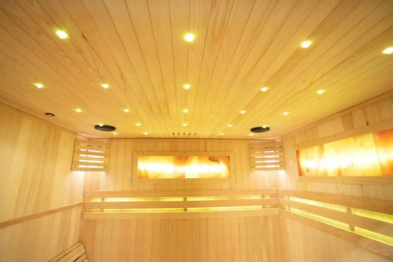 Sauna sucha z piecem EA4-L z leżanką i ręcznie wykończonym wnętrzem