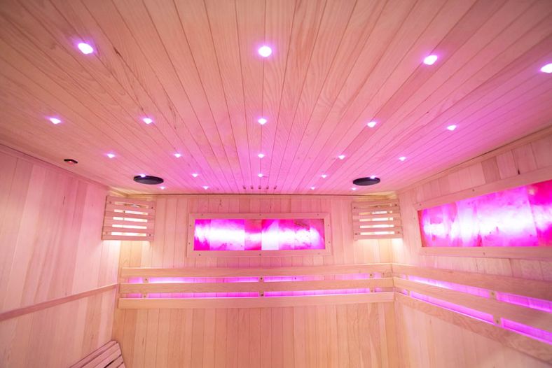 Sauna sucha z piecem EA4-L z leżanką i ręcznie wykończonym wnętrzem