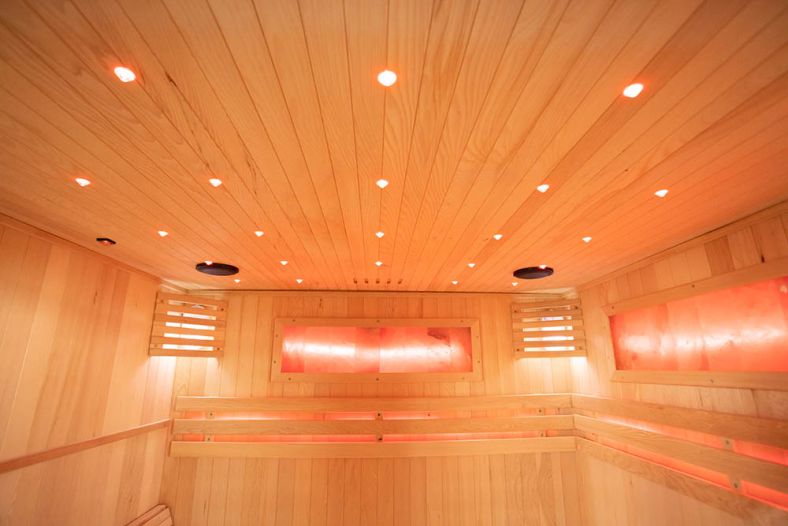 Sauna sucha z piecem EA4-L z leżanką i ręcznie wykończonym wnętrzem