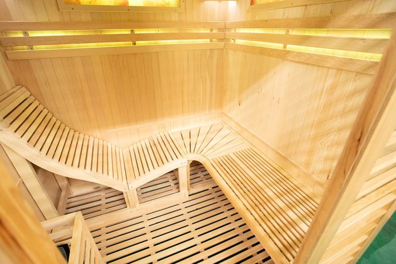 Sauna sucha z piecem EA4-L z leżanką i ręcznie wykończonym wnętrzem