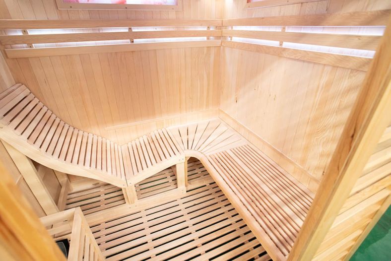 Sauna sucha z piecem EA4-L z leżanką i ręcznie wykończonym wnętrzem