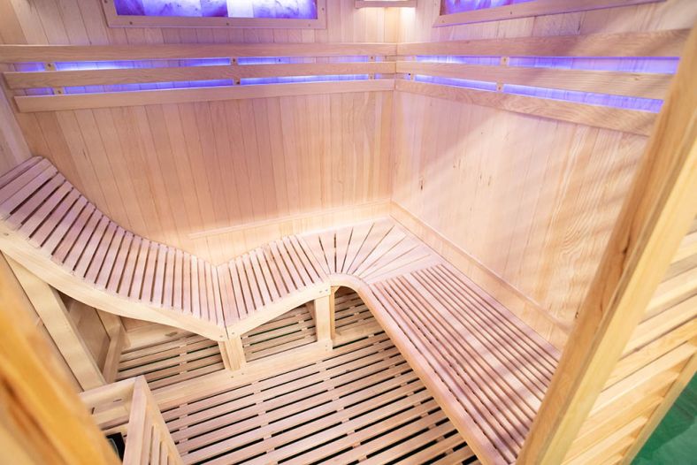 Sauna sucha z piecem EA4-L z leżanką i ręcznie wykończonym wnętrzem