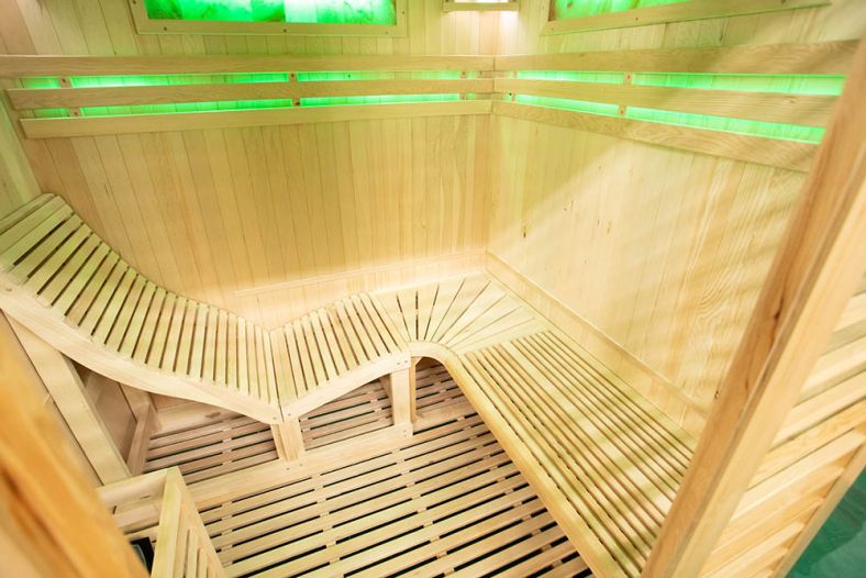 Sauna sucha z piecem EA4-L z leżanką i ręcznie wykończonym wnętrzem