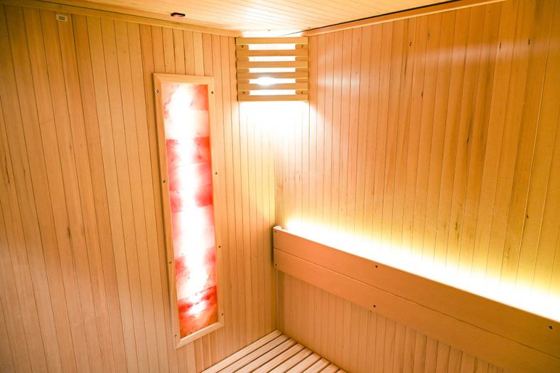 Sauna sucha z piecem EA4S LUX czarna 180 × 180 cm