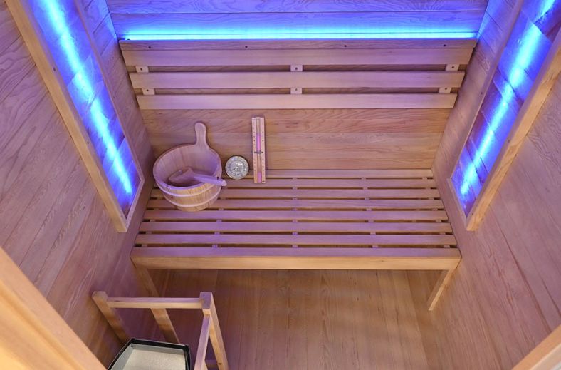 Sauna sucha z piecem EL z drewna hemlock