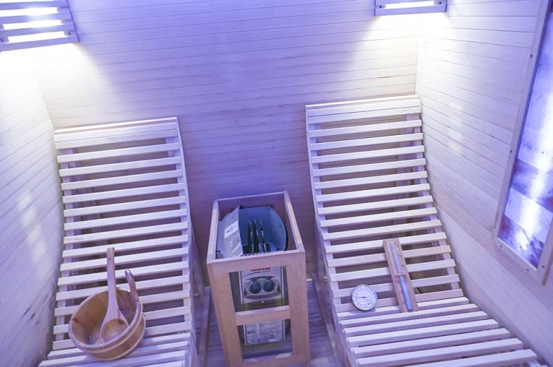 Sauna sucha z piecem EL5S-L z dwiema leżankami 180 × 180 cm