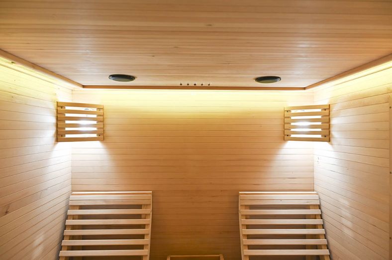 Sauna sucha z piecem EL5S-L z dwiema leżankami 180 × 180 cm